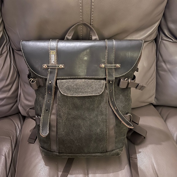 National Geographic Africa, probably, camera & laptop backpack. DSLR mirrorless - Picture 14 of 16